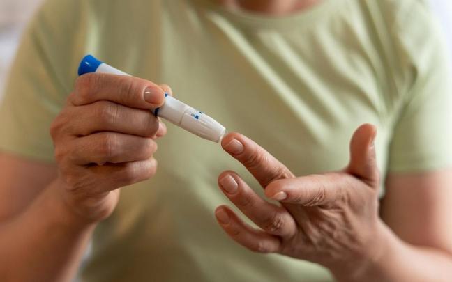 Una persona con diabetes mide su nivel de glucosa.