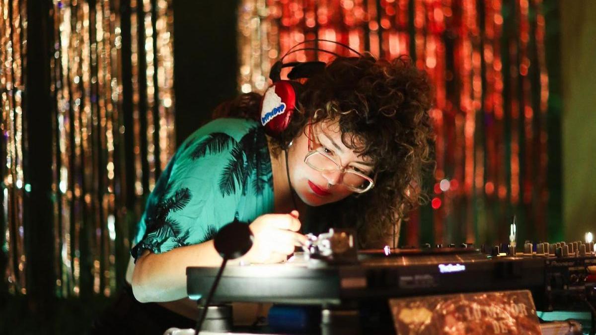 Hija del Nopal bucea en el pasado para recuperar vinilos de música tropical de las décadas de los 50 a los 80 que luego utiliza en sus sesiones.