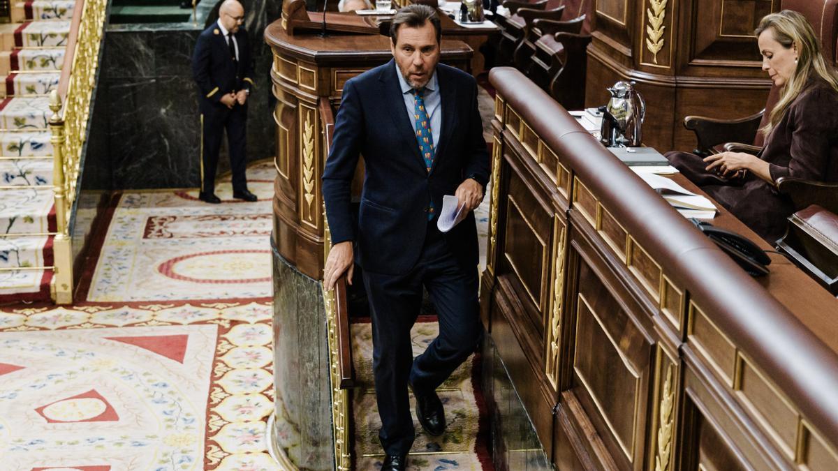 El ministro de Transportes, Óscar Puente, tras intervenir durante un pleno en el Congreso de los Diputados.