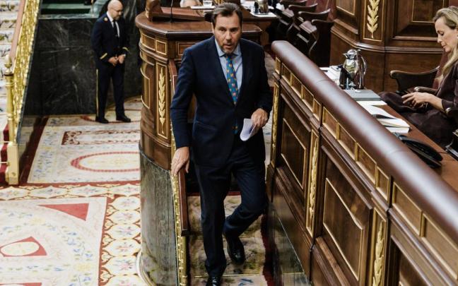 El ministro de Transportes, Óscar Puente, tras intervenir durante un pleno en el Congreso de los Diputados.