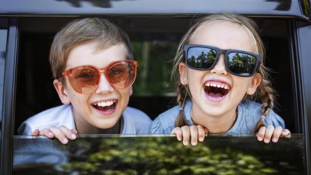 Dos menores con gafas de sol / Freepik Dos menores con gafas de sol