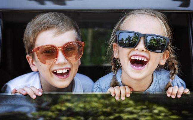 Dos menores con gafas de sol / Freepik Dos menores con gafas de sol