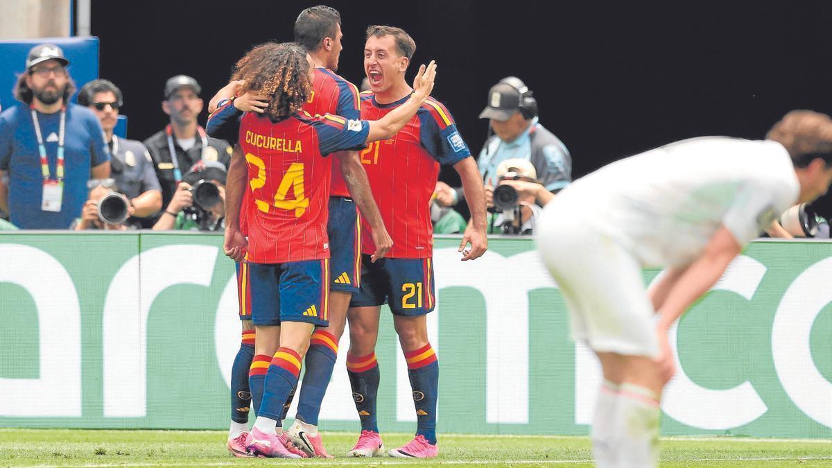 Mikel Oyarzabal celebra con Marc Cucurella y Rodri su primer gol en el partido contra Austria.