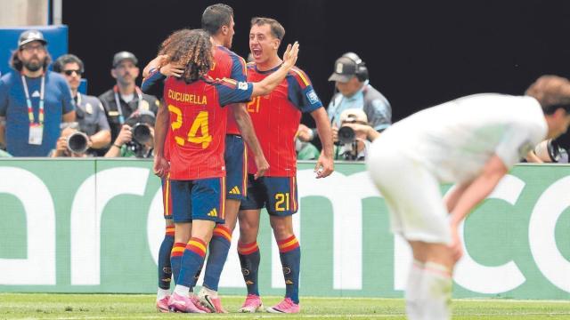 Mikel Oyarzabal celebra con Marc Cucurella y Rodri su primer gol en el partido contra Austria.