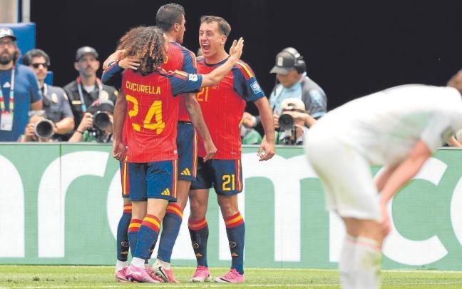 Mikel Oyarzabal celebra con Marc Cucurella y Rodri su primer gol en el partido contra Austria.