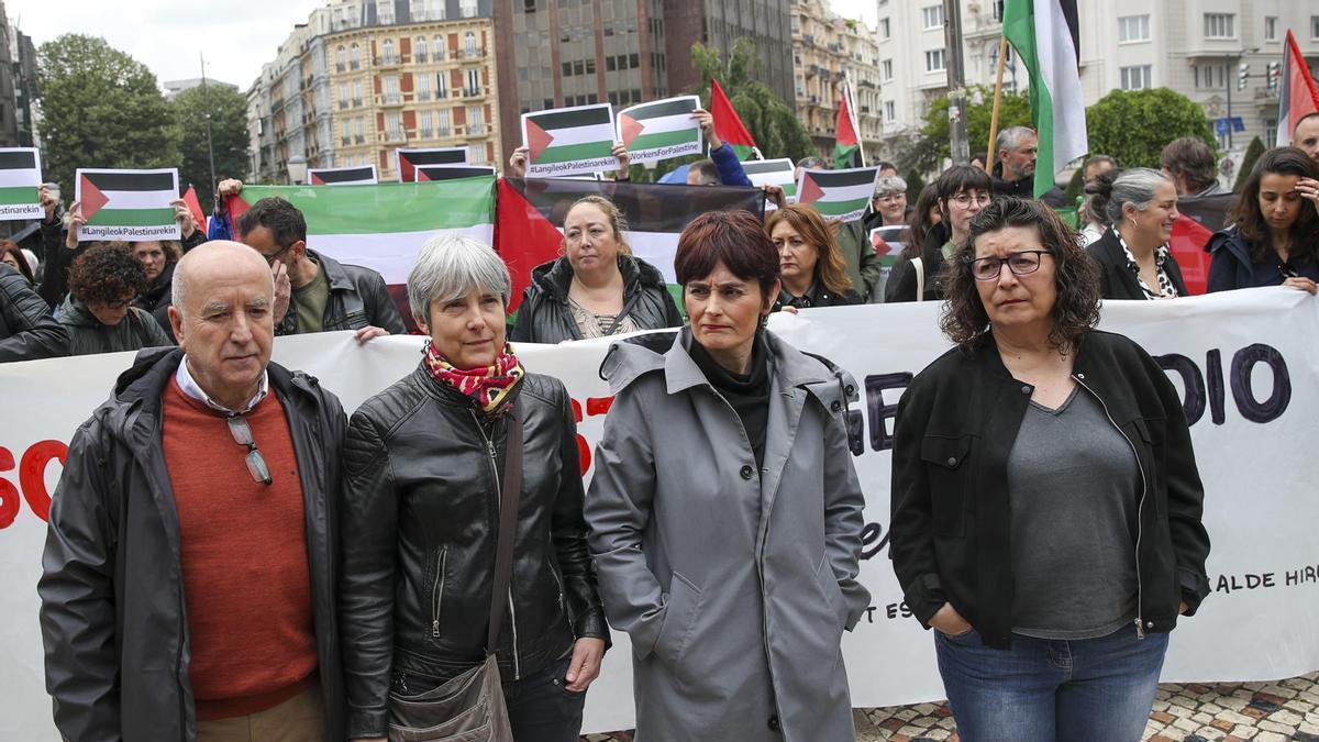 El secretario general de UGT Euskadi, Raúl Arza, la secretaria general adjunta de ELA Amaia Muñoa, su homóloga de LAB Garbiñe Aranburu y la secretaria general de CCOO en Euskadi, Loli García, (i a d) ante el gobierno civil de Bilb