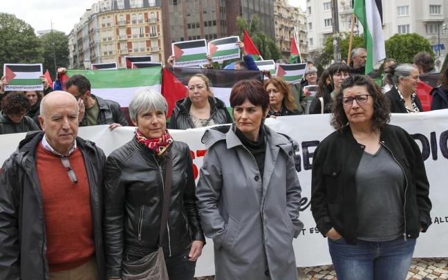 El secretario general de UGT Euskadi, Raúl Arza, la secretaria general adjunta de ELA Amaia Muñoa, su homóloga de LAB Garbiñe Aranburu y la secretaria general de CCOO en Euskadi, Loli García, (i a d) ante el gobierno civil de Bilb