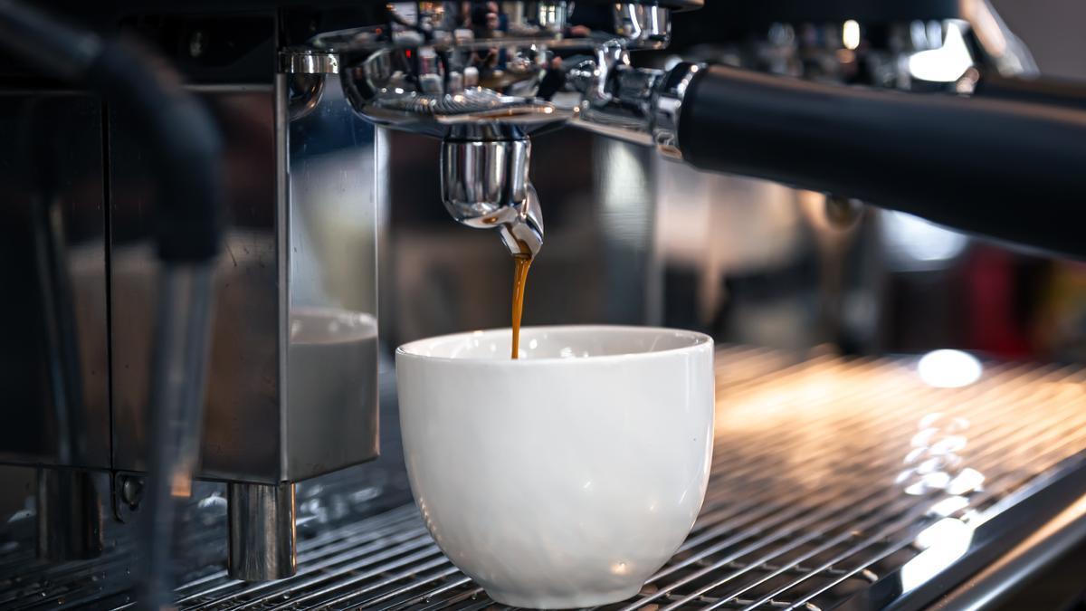 Una taza media de café contiene entre 70 y 150 mg de cafeína.