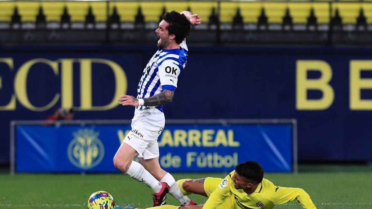 Jason recibe una falta durante el Villarreal B-Alavés de ayer.