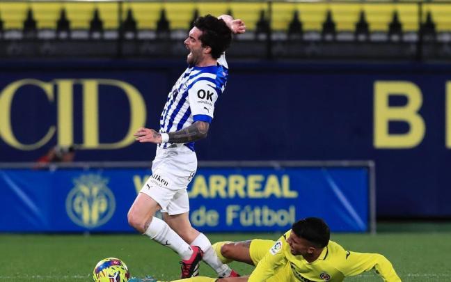 Jason recibe una falta durante el Villarreal B-Alavés de ayer.