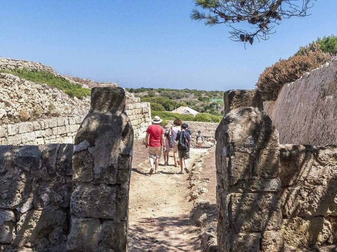 Familia en el Fort de Marlborough de Menorca.
