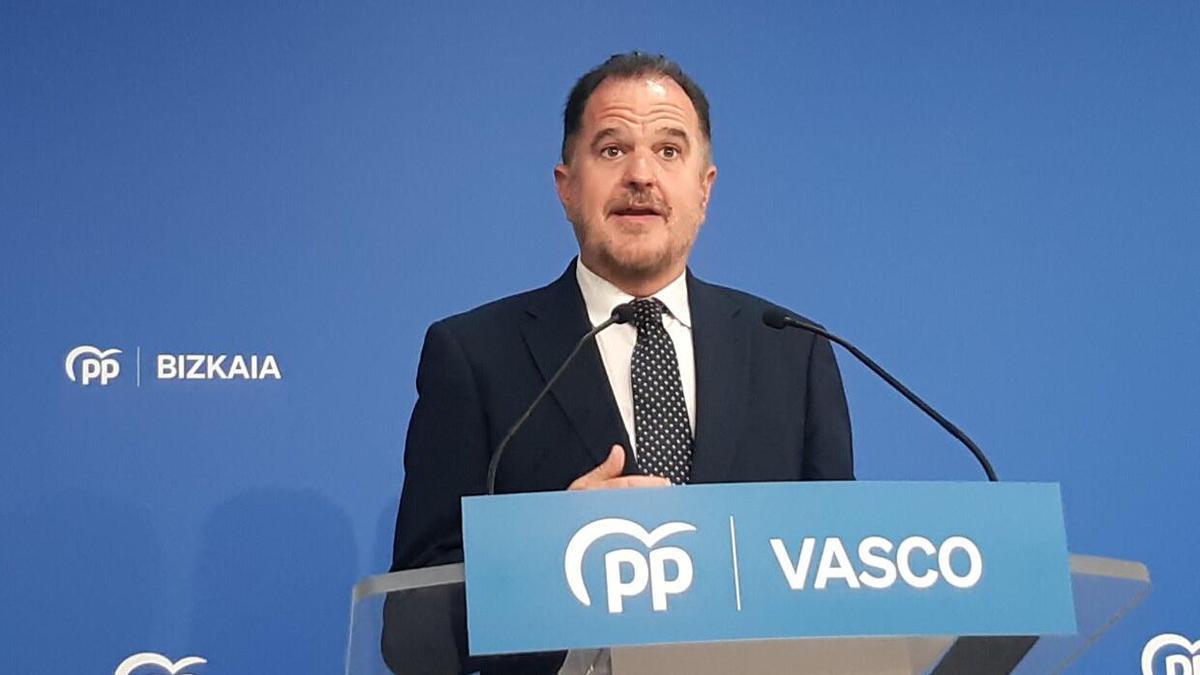 El presidente del PP vasco, Carlos Iturgaiz, en rueda de prensa.