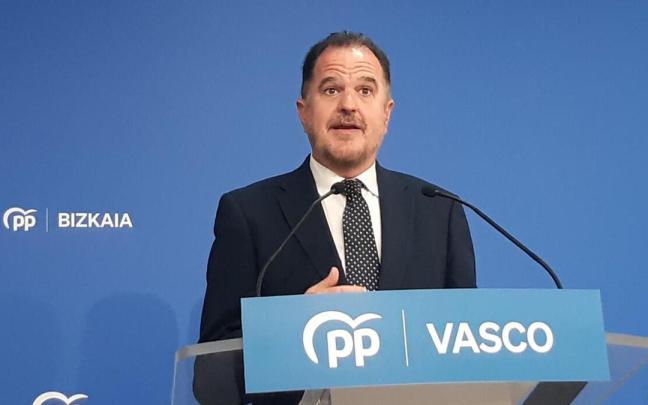 El presidente del PP vasco, Carlos Iturgaiz, en rueda de prensa. El presidente del PP vasco, Carlos Iturgaiz, en rueda de prensa.