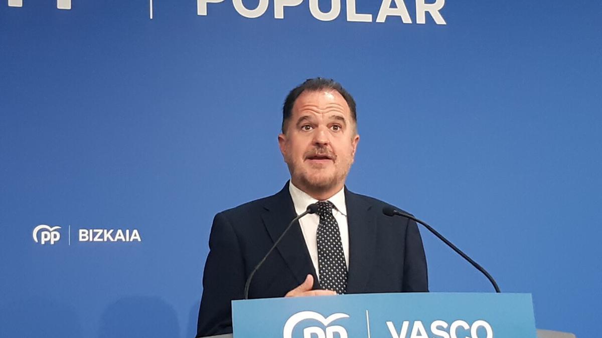 El presidente del PP vasco, Carlos Iturgaiz, en rueda de prensa.