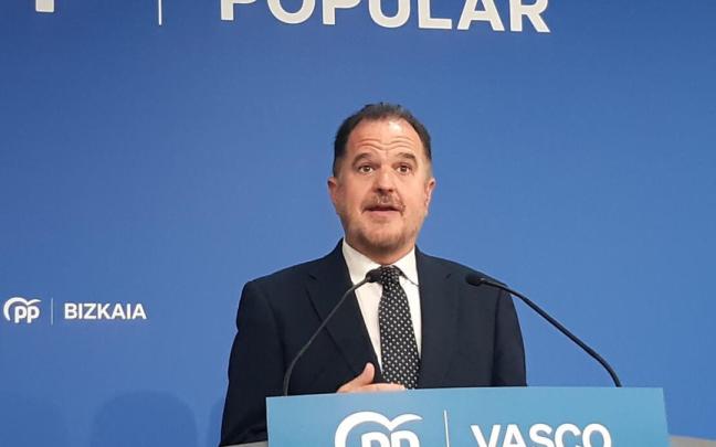 El presidente del PP vasco, Carlos Iturgaiz, en rueda de prensa.