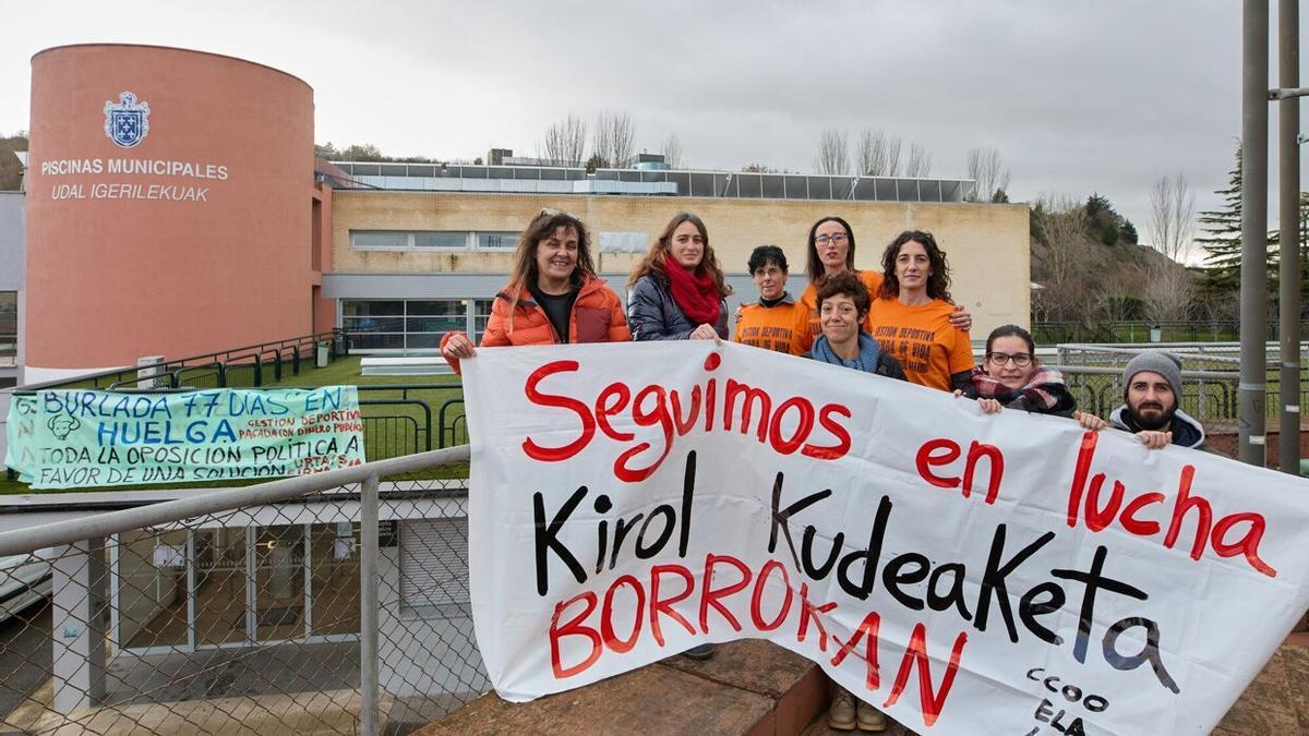 Trabajadoras de gestión deportiva en huelga, en las piscinas de Burlada el pasado enero.