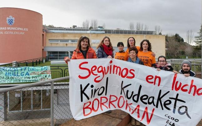 Trabajadoras de gestión deportiva en huelga, en las piscinas de Burlada el pasado enero. Trabajadoras de gestión deportiva en huelga, en las piscinas de Burlada el pasado enero.