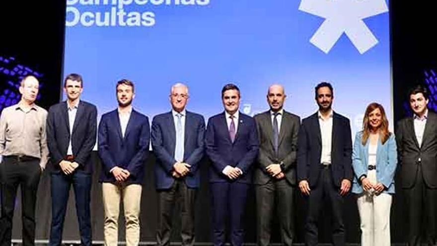 El consejero Mikel Jauregi, con representantes de Orkestra y de algunas de las empresas analizadas.
