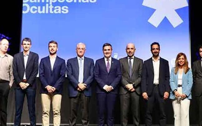El consejero Mikel Jauregi, con representantes de Orkestra y de algunas de las empresas analizadas.