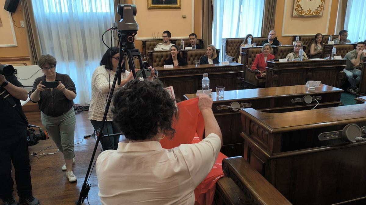 Representantes del Alarde Mixto colocan pañuelos rojos en señal de reivindicación y protesta
