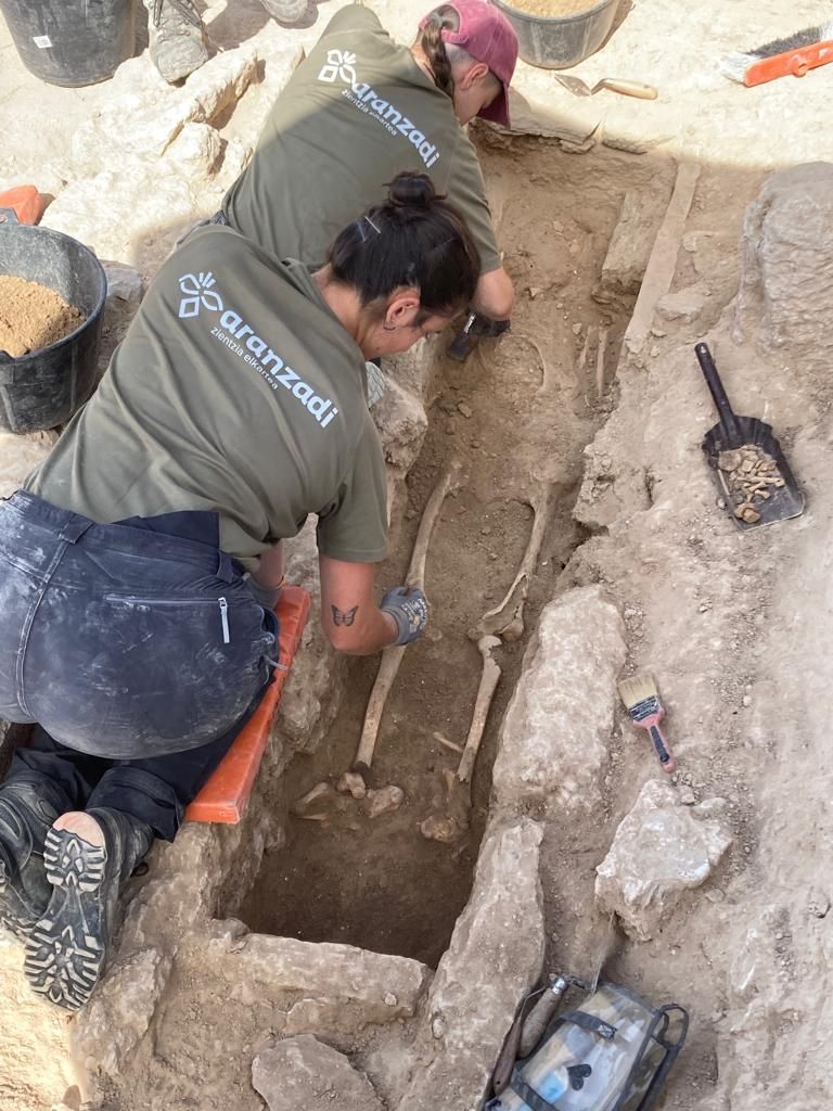 Excavando una de las sepulturas