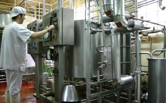 Imagen de un trabajador en una fábrica. Imagen de un trabajador en una fábrica.