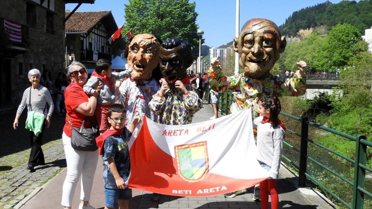 Vecinos de Areta mostrando con orgullo la bandera del barrio en un anterior Aretako Eguna
