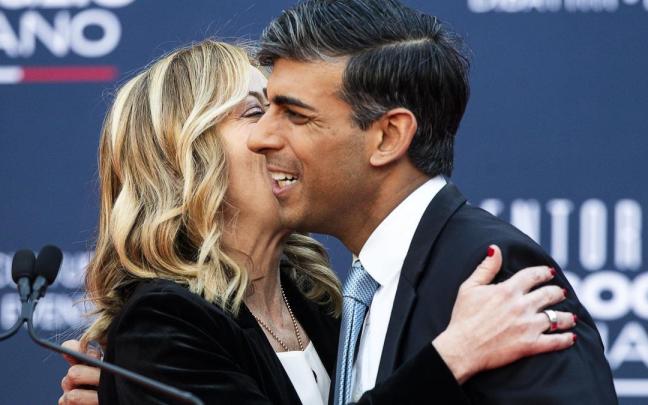 Sunak y Meloni se besan en el foro anual organizado por Hermanos de Italia.