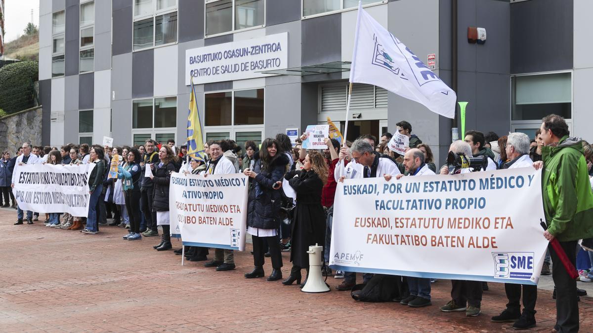 Un momento de las movilizaciones de los médicos en un ambulatorio de Bilbao.