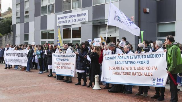Un momento de las movilizaciones de los médicos en un ambulatorio de Bilbao.