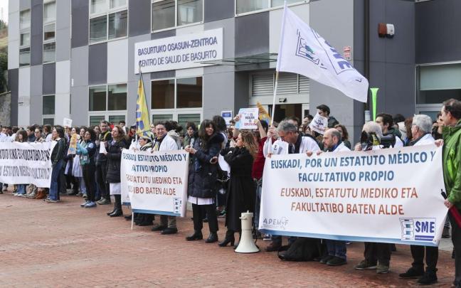 Un momento de las movilizaciones de los médicos en un ambulatorio de Bilbao.