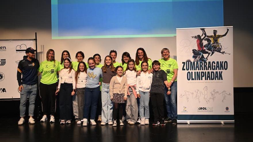 Las chicas del equipo 11 y la jefa!!!, con su patrocinador y varios niños.