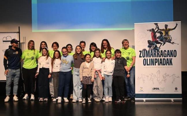 Las chicas del equipo 11 y la jefa!!!, con su patrocinador y varios niños. / Gorka Gómez/Kirolzale Las chicas del equipo 11 y la jefa!!!, con su patrocinador y varios niños.