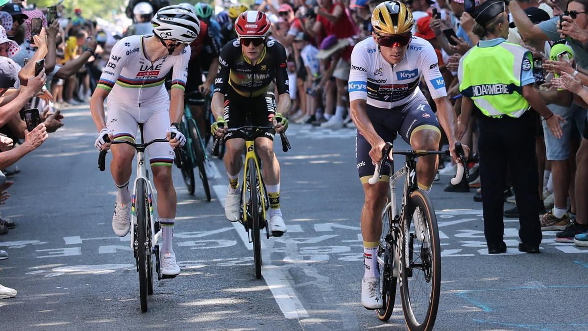 Momento de la ascensión con Evenepoel, Pogacar y Vingegaard.