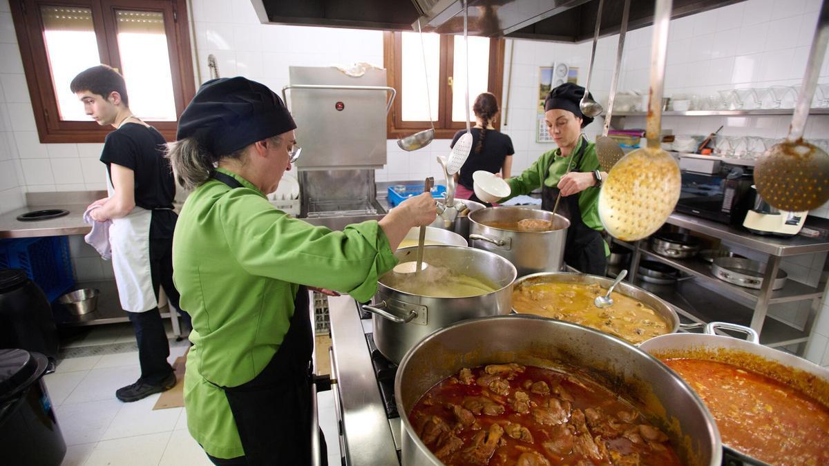 La cocina de Casa Faustina, repleta de pucheros a rebosar de comida casera. Haz clic para ver más imágenes.