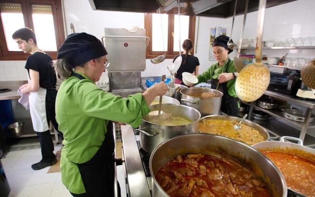 La cocina de Casa Faustina, repleta de pucheros a rebosar de comida casera. Haz clic para ver más imágenes. La cocina de Casa Faustina, repleta de pucheros a rebosar de comida casera. Haz clic para ver más imágenes.