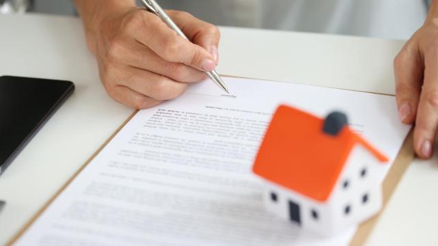 Las compraventas de pisos y locales deben inscribirse en los Registros de la propiedad.