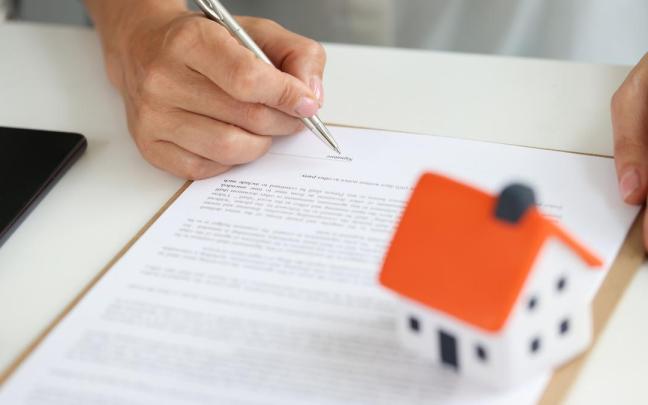 Las compraventas de pisos y locales deben inscribirse en los Registros de la propiedad.