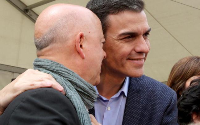 Pedro Sánchez y Odón Elorza, en un acto electoral en 2019.