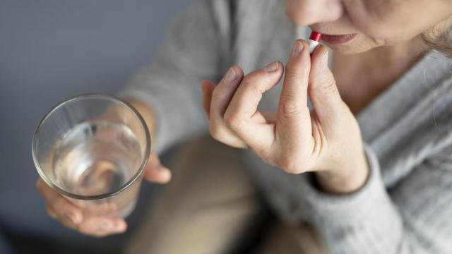Según explica Giménez, el ibuprofeno de 400 mg y el de 600 mg tendrían un efecto analgésico similar para un dolor puntual.