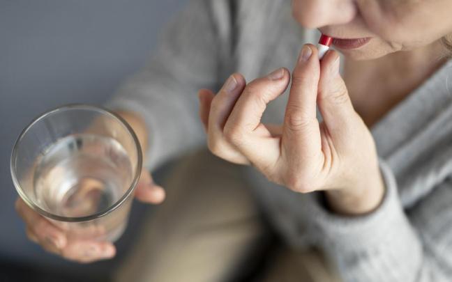 Según explica Giménez, el ibuprofeno de 400 mg y el de 600 mg tendrían un efecto analgésico similar para un dolor puntual.
