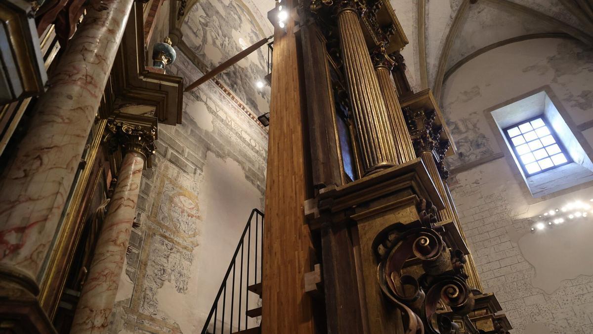 Se ha adelantado el altar mayor y colocado el retablo sobre una estructura independiente del muro en la iglesia de Beasain.