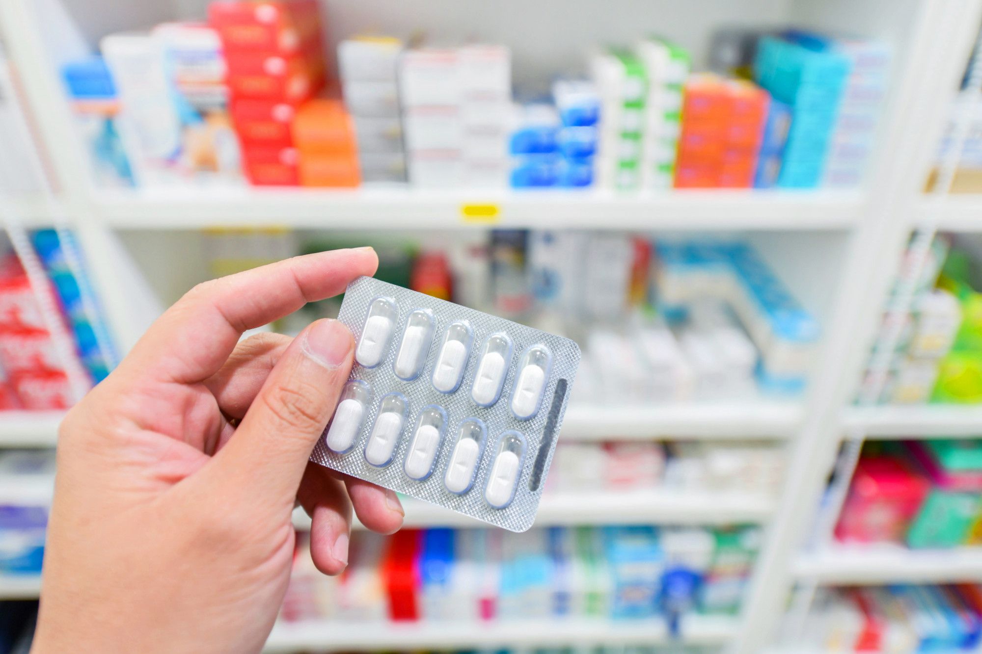 Una farmacéutica sujeta un blister de antibiótico.