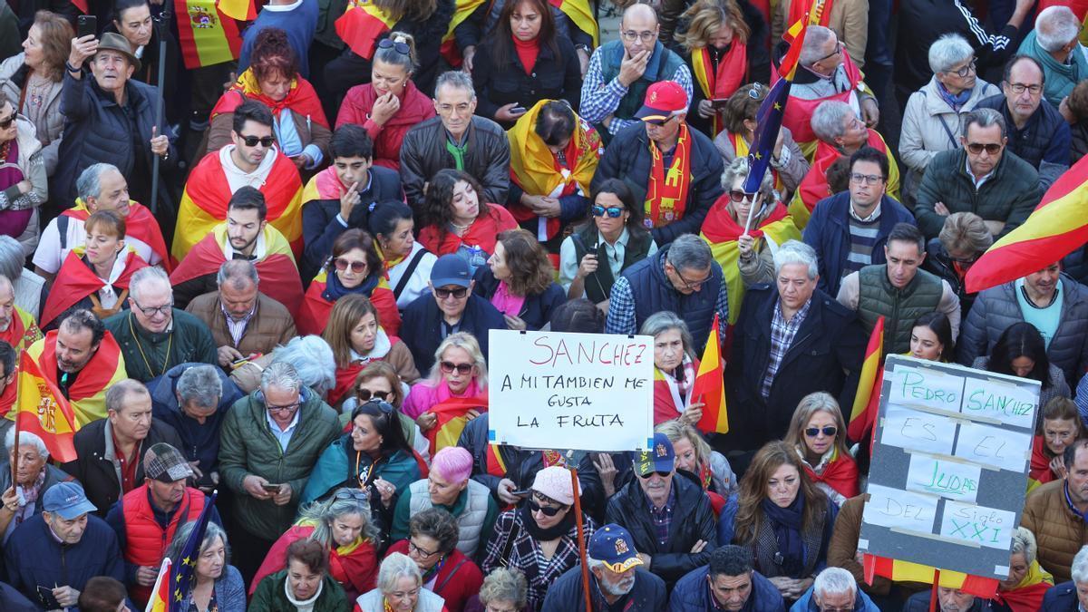 La concentración rechaza la Ley de Amnistía y la negociación de pedro Sánchez con las formaciones catalanas.