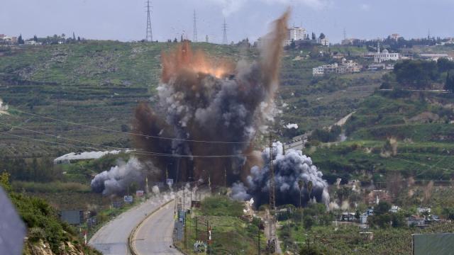 El humo y las llamas se elevan tras un ataque israelí contra el puente de Qasmiya, cerca de Tiro, en el sur del Líbano