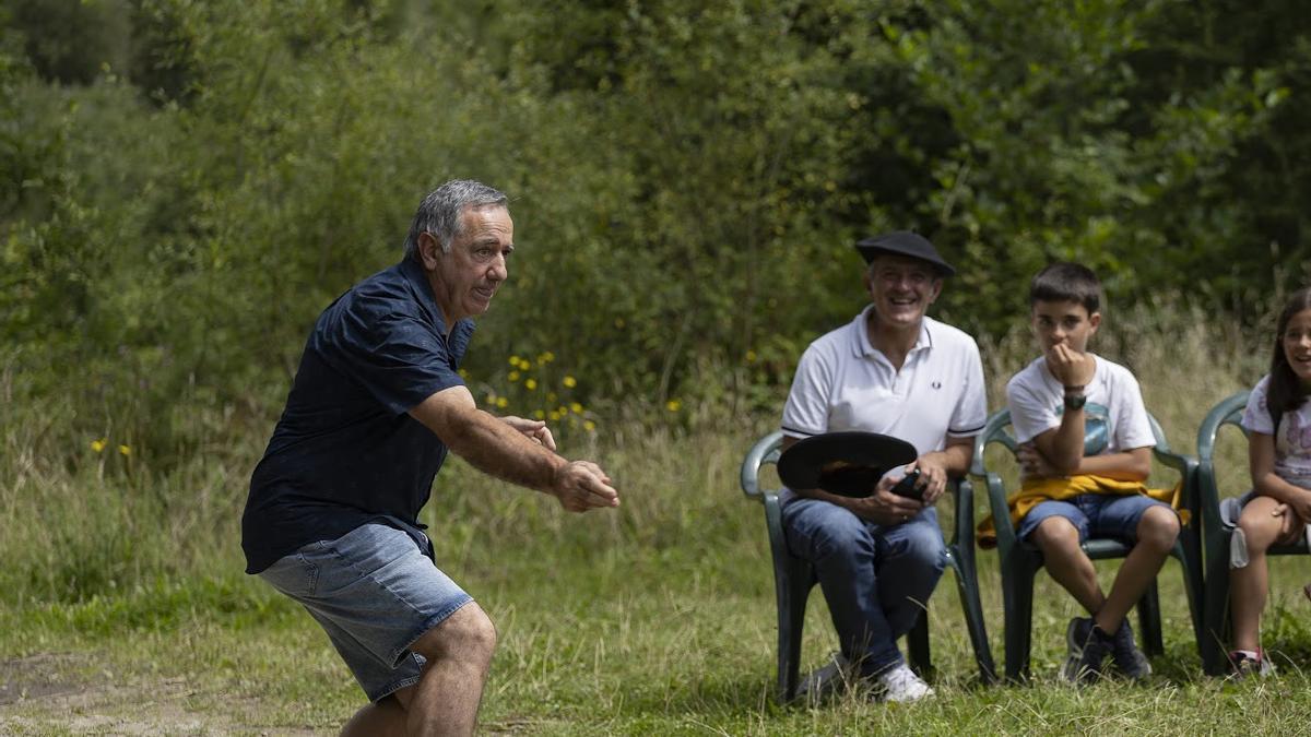 Sol y buen ambiente en la romería de Santumotz de Elgoibar