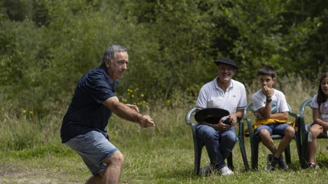 Sol y buen ambiente en la romería de Santumotz de Elgoibar Sol y buen ambiente en la romería de Santumotz de Elgoibar