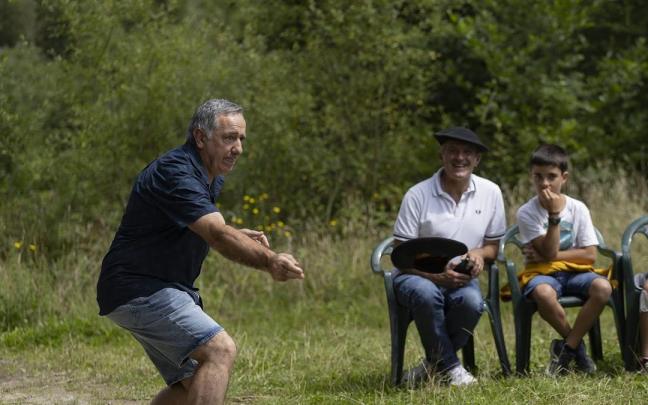 Sol y buen ambiente en la romería de Santumotz de Elgoibar Sol y buen ambiente en la romería de Santumotz de Elgoibar