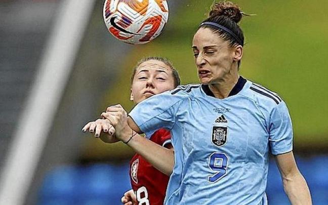 Esther González pugna con una checa. Esther González pugna con una checa.