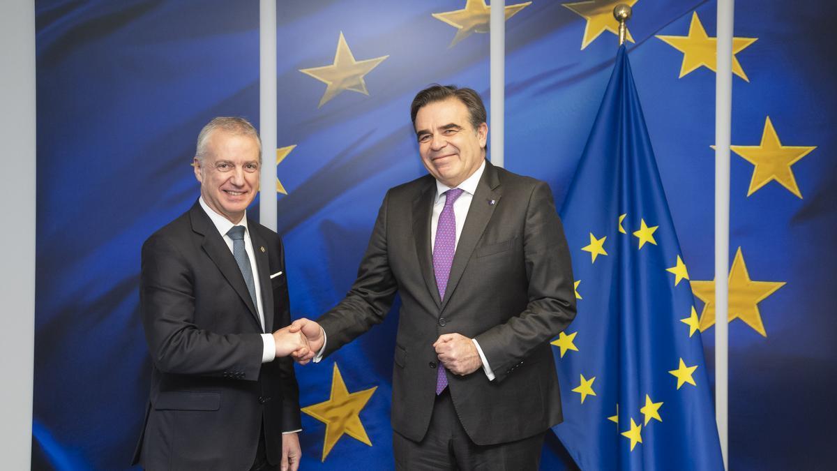 El lehendakari, Iñigo Urkullu, con el vicepresidente de la Comisión europea sobre migración y cultura, Margaritis Schinas, en Bruselas